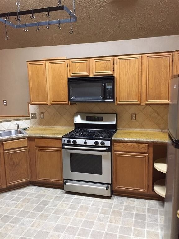 Building Photo - 1427 Clear Valley Dr