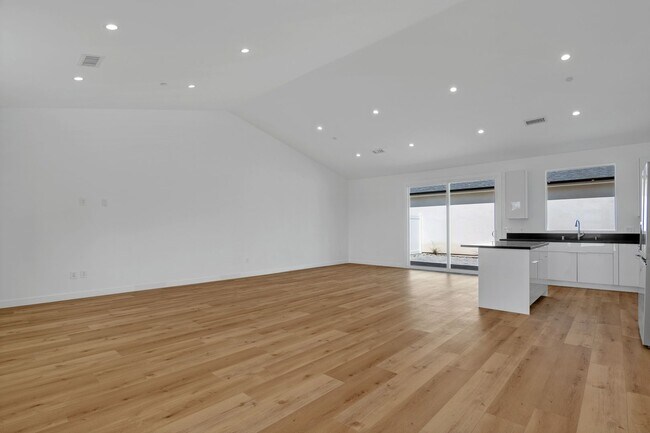 Foto del edificio - Modern 5-Bedroom 5 bath Home for Lease in ...
