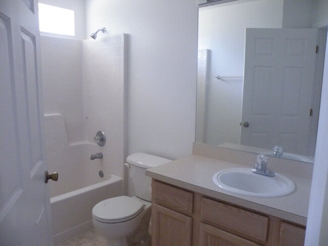 Building Photo - 17 Philmont Ln