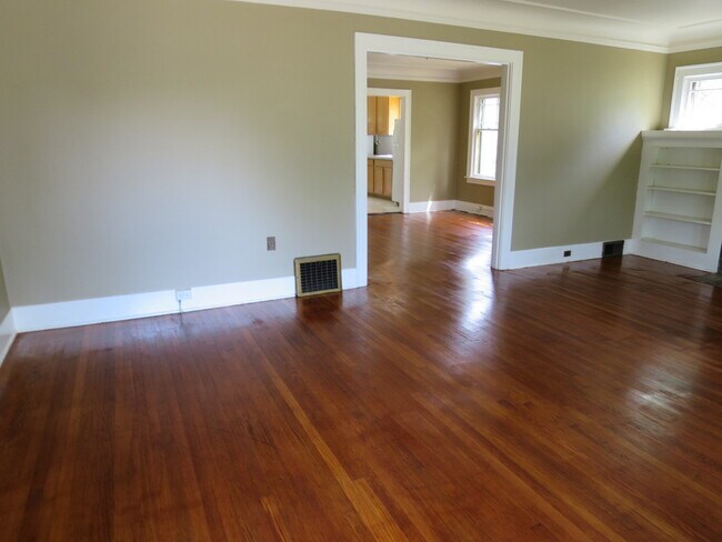 Foto del edificio - Spacious and bright 7 bedrooms 2.5 baths h...