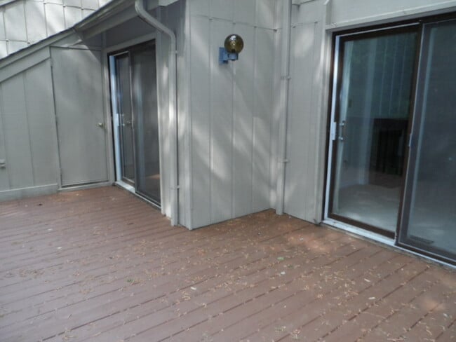 Building Photo - 4100 Five Oaks Dr