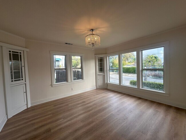 Foto del edificio - East Side Charming Home