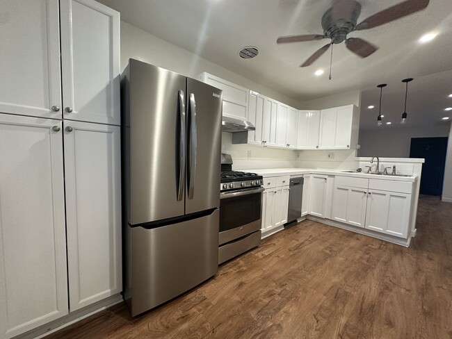 Kitchen - 1538 Loma Dr