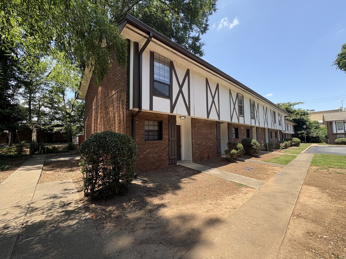 Primary Photo - 1108 Tiger Blvd