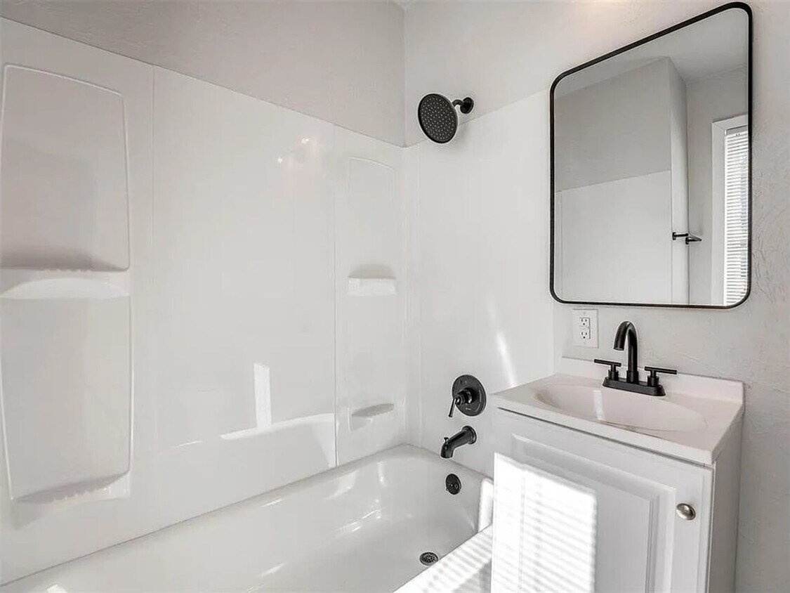 Photo - 2440 NW 16th St (Oklahoma City, OK)