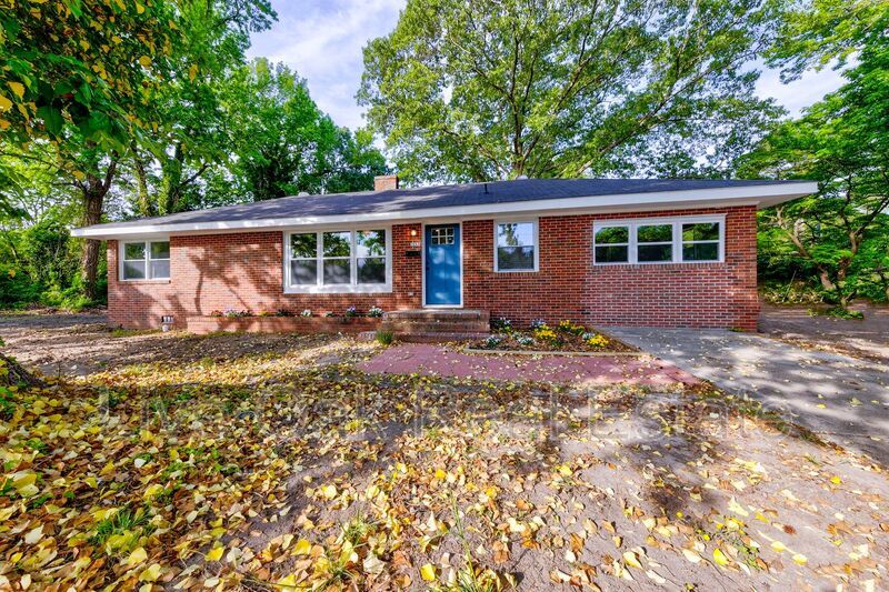Primary Photo - 1557 N Great Neck Road