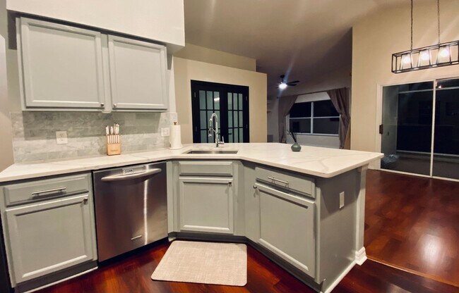 Building Photo - Beautiful 3 Bedroom Home in the Exclusive ...