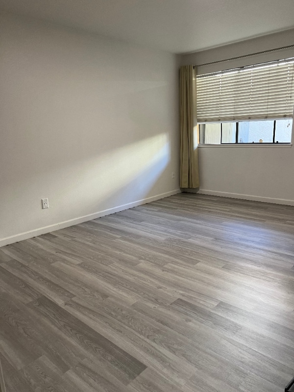 Building Photo - 5085 Valley Crest Dr