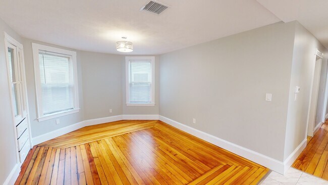 Foto del edificio - 267 E Cottage St