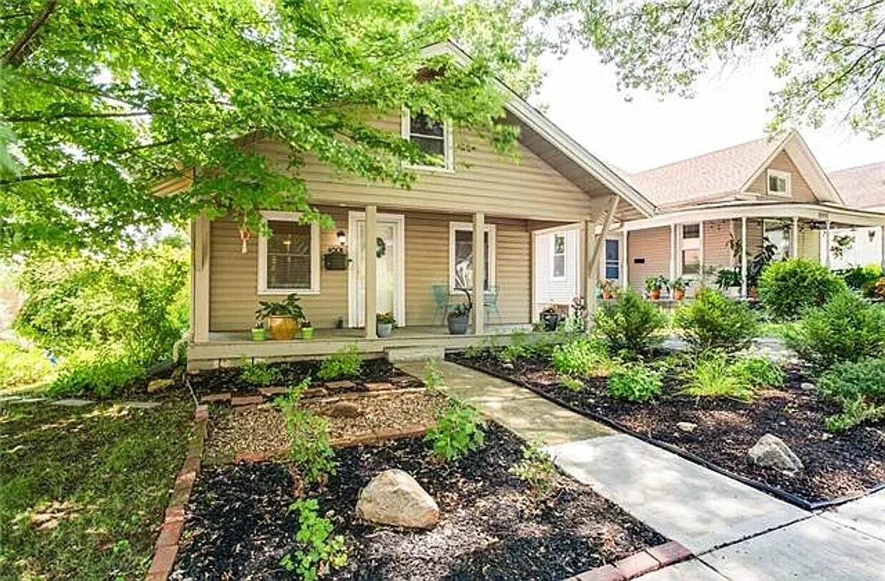 Primary Photo - Charming West Plaza Bungalow