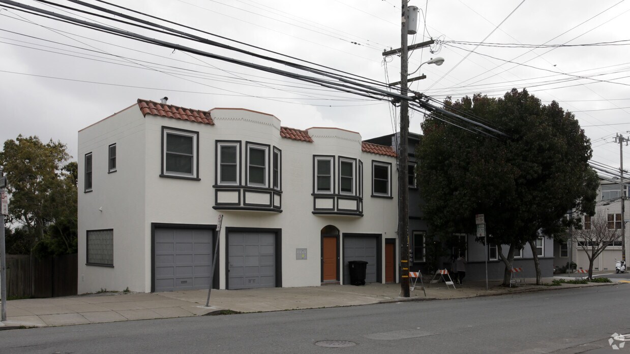 Building Photo - 348 Duncan St