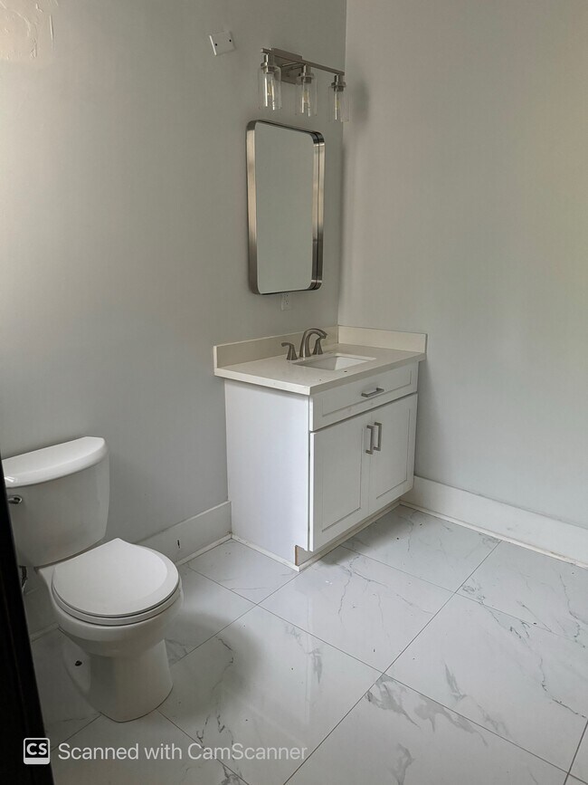 baño inodoro y lavabo - 634 N 7th St