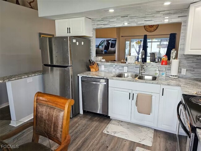 Foto del edificio - 1418 Cape Coral Pkwy W
