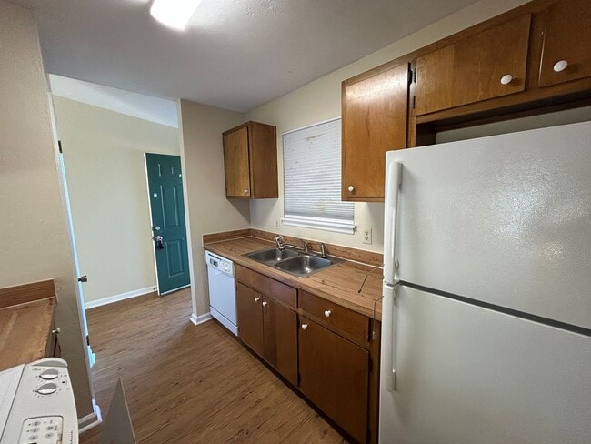 Photo - Spacious 2 bedroom! BRAND NEW PAINT AND FLOORING House
