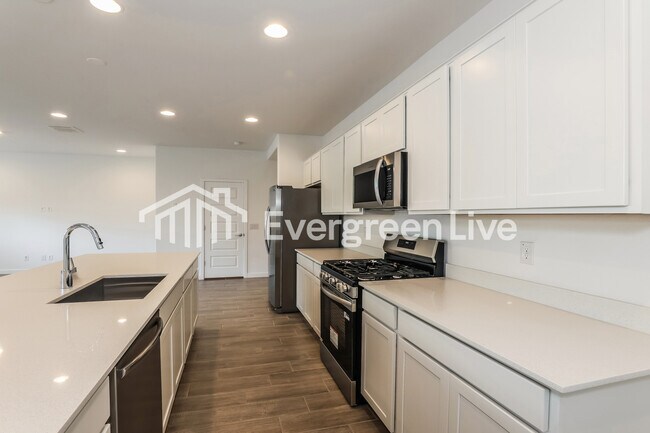 Building Photo - 10118 E Ulysses Ave