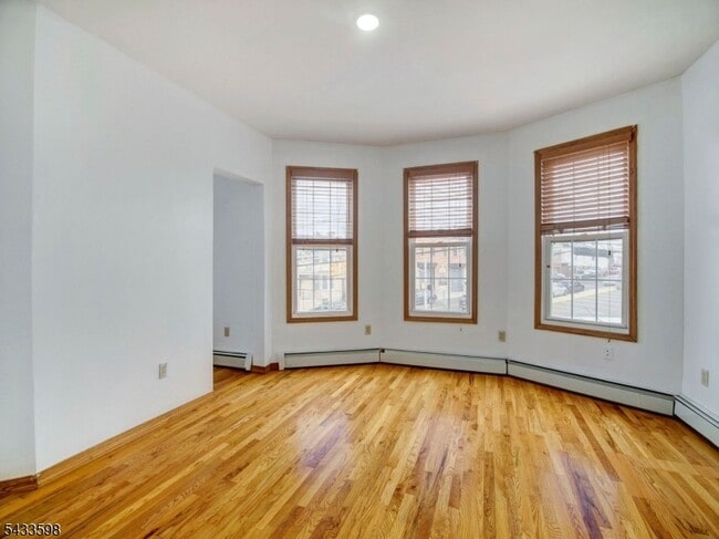 Foto del edificio - 921 Paterson Plank Rd
