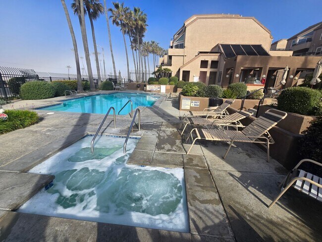 Foto del edificio - 1200 PCH Pier House: 2 Bedroom 2 Bath Condo,
