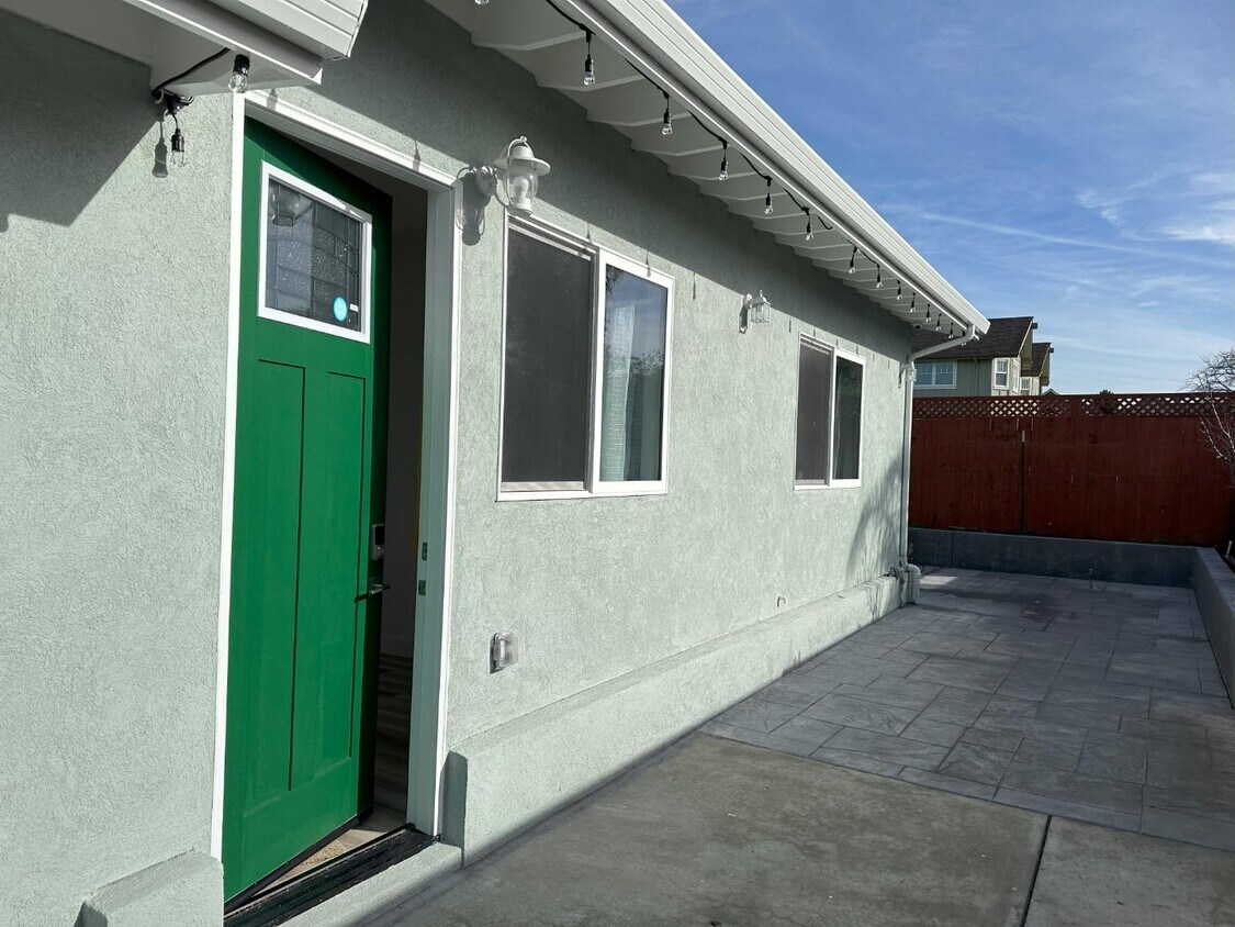 Primary Photo - 2114 Derby Ave