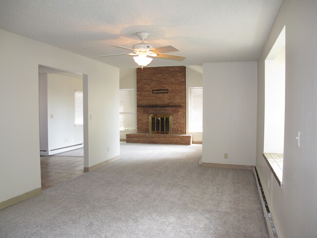 Building Photo - 602 Seranade St
