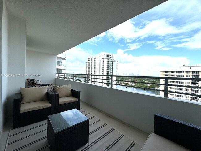Foto del edificio - 5555 Collins Ave