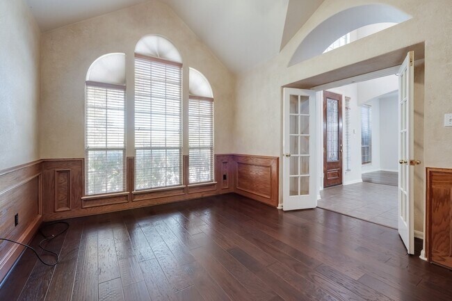 Foto del edificio - Stone Oak Beauty w/4 BR+study across from ...