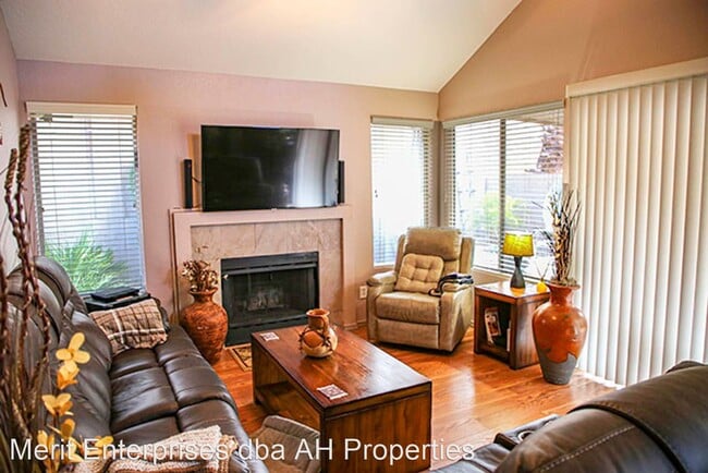 Building Photo - 3 br, 2.5 bath House - 9276 E SUTTON DR