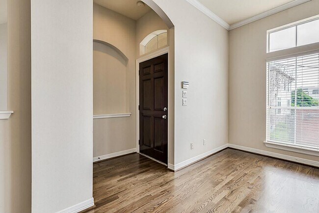 Building Photo - 513 Leverkuhn St