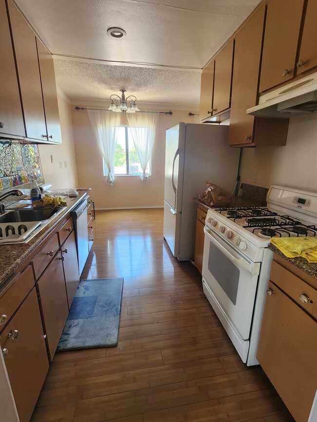 Building Photo - 240 W Verdugo Ave