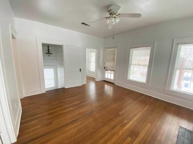 Building Photo - 4922 Reiger Ave