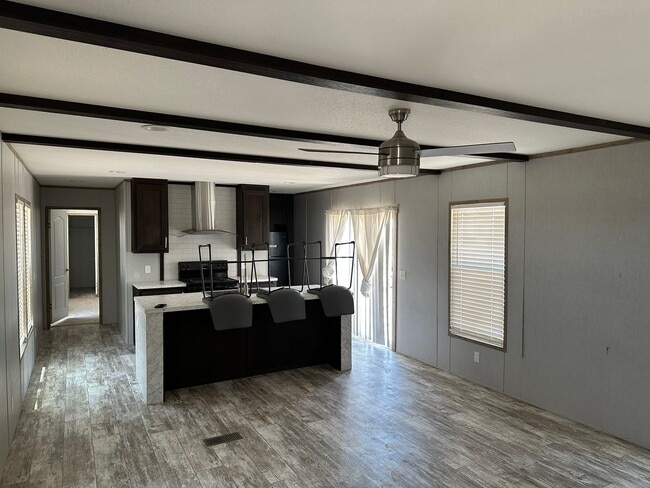 Building Photo - 3 Bed 2 Bath Home