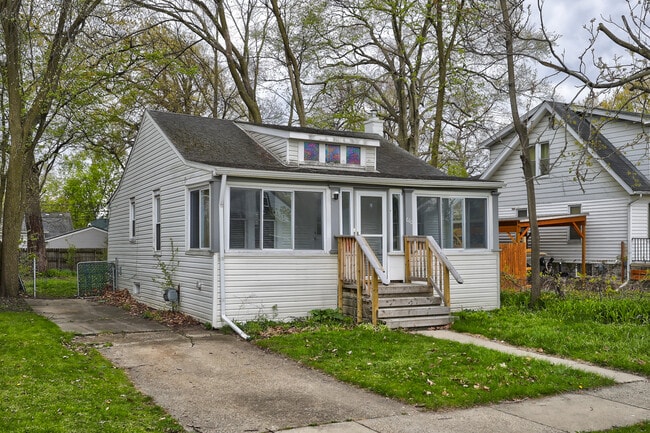 Building Photo - 610 E Lewiston Ave