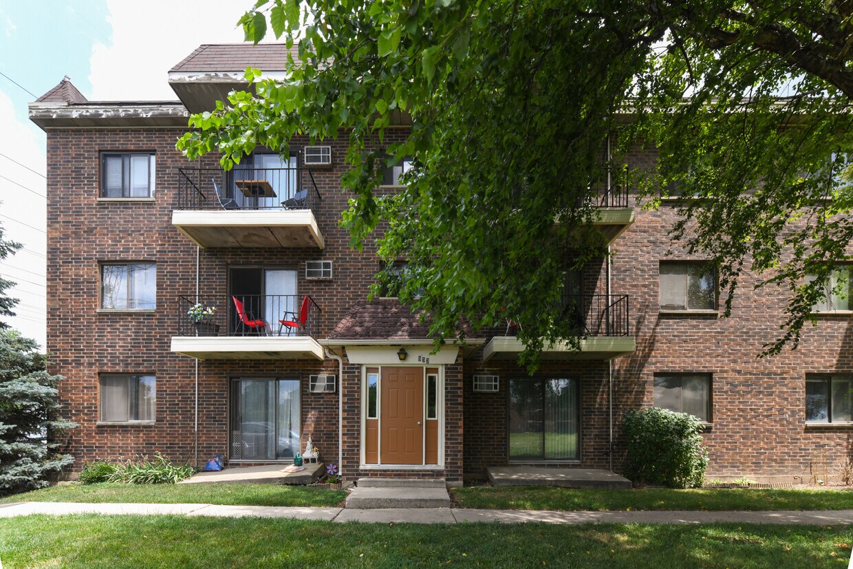 Primary Photo - 953 N Rohlwing Rd