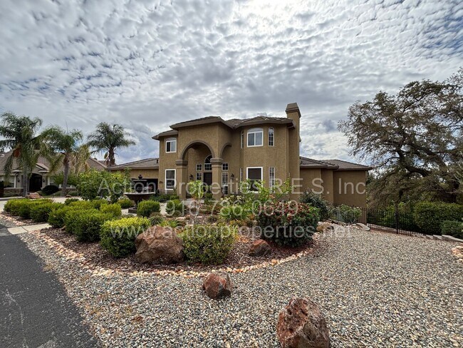 Building Photo - Gorgeous Villa - 3 Bed, 2.5 Bath - Beautiful Views - Highly Desirable Neighborhood!