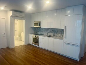 Building Photo - 987 Queen St