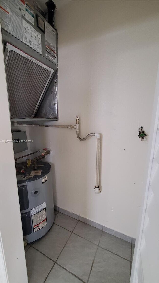 Foto del edificio - 3325 SW 23rd Ter