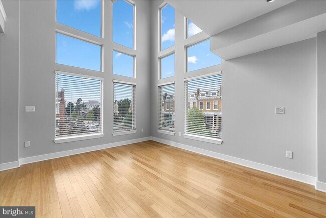 Foto del edificio - 471 Luray Pl NW