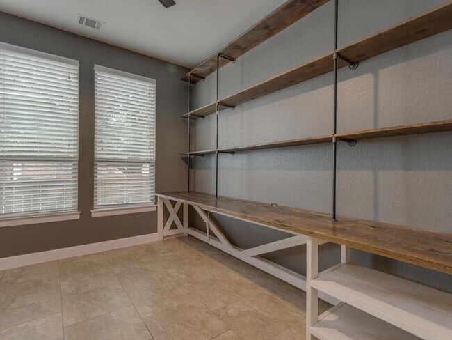 Building Photo - 1005 Feather Reed Dr