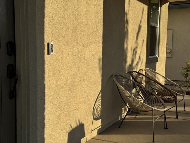 Foto del edificio - Beautiful 5-Bedroom Home with Solar