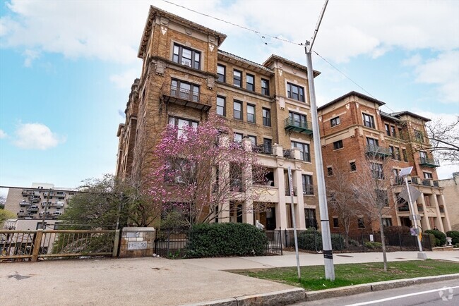 Building Photo - 435 Park Dr