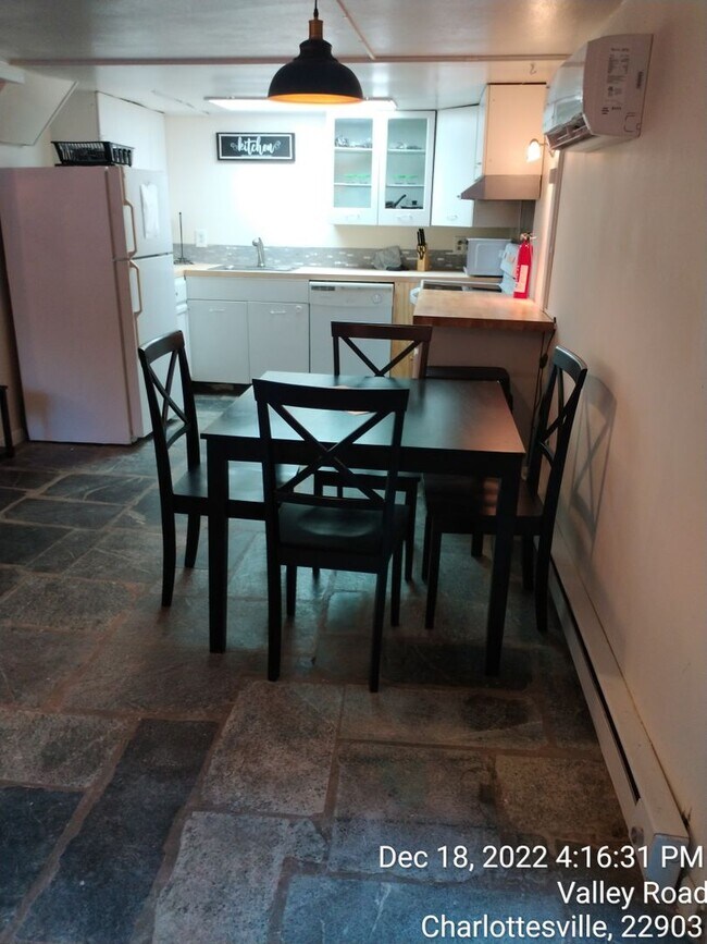 Foto del edificio - Backs up to the UVA south lawn section of campus 1 bdrm  1 bath 514 Valley Rd B Fully Furnished I...