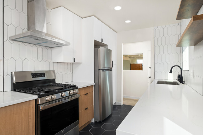 Building Photo - 2203 Reo Dr