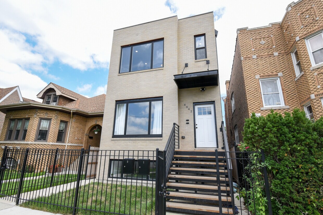Foto principal - 4942 W Belden Ave