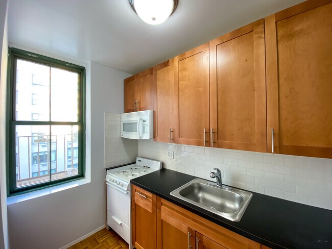 Building Photo - 528 E 79th St