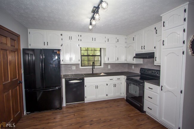 Building Photo - 404 Raintree Bend