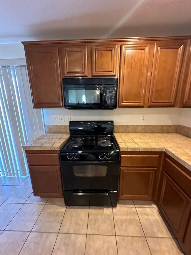 Building Photo - Henderson 3 bedroom 2.5 bath home