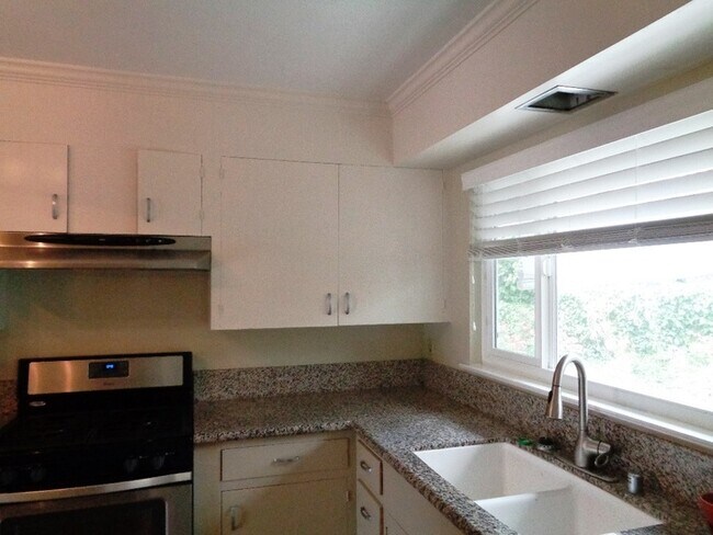 Building Photo - Four bedroom two bath Carmel CA