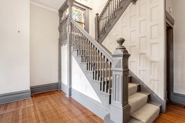 Building Photo - Extremely Spacious 5 Bed, 2 Bath Apartment in Highland Park! Available Immediately