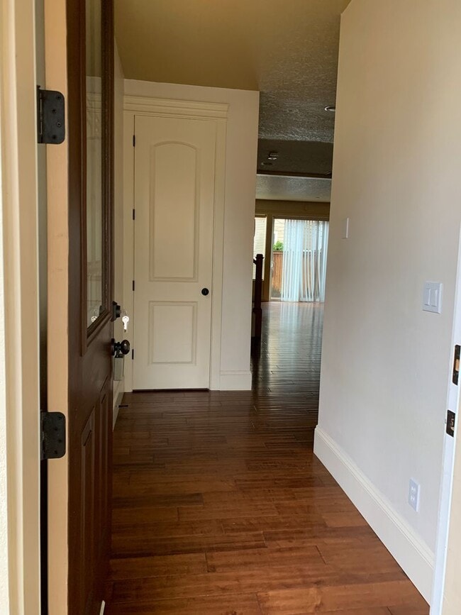 Foto del edificio - COMING SOON! GORGEOUS Townhome...  LOCATION , LOCATION near Peace Health Hospital