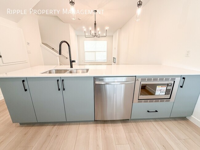 Photo du bâtiment - Modern 2 Beds, 2.5 Baths Main Floor/ Upper...