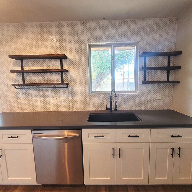 Foto del edificio - 1229 E Manhatton Dr